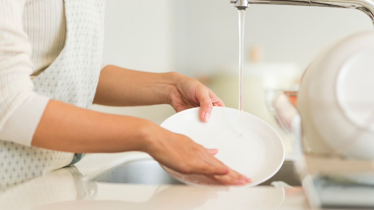 Is It Ever Better To Wash Dishes By Hand? Clean People